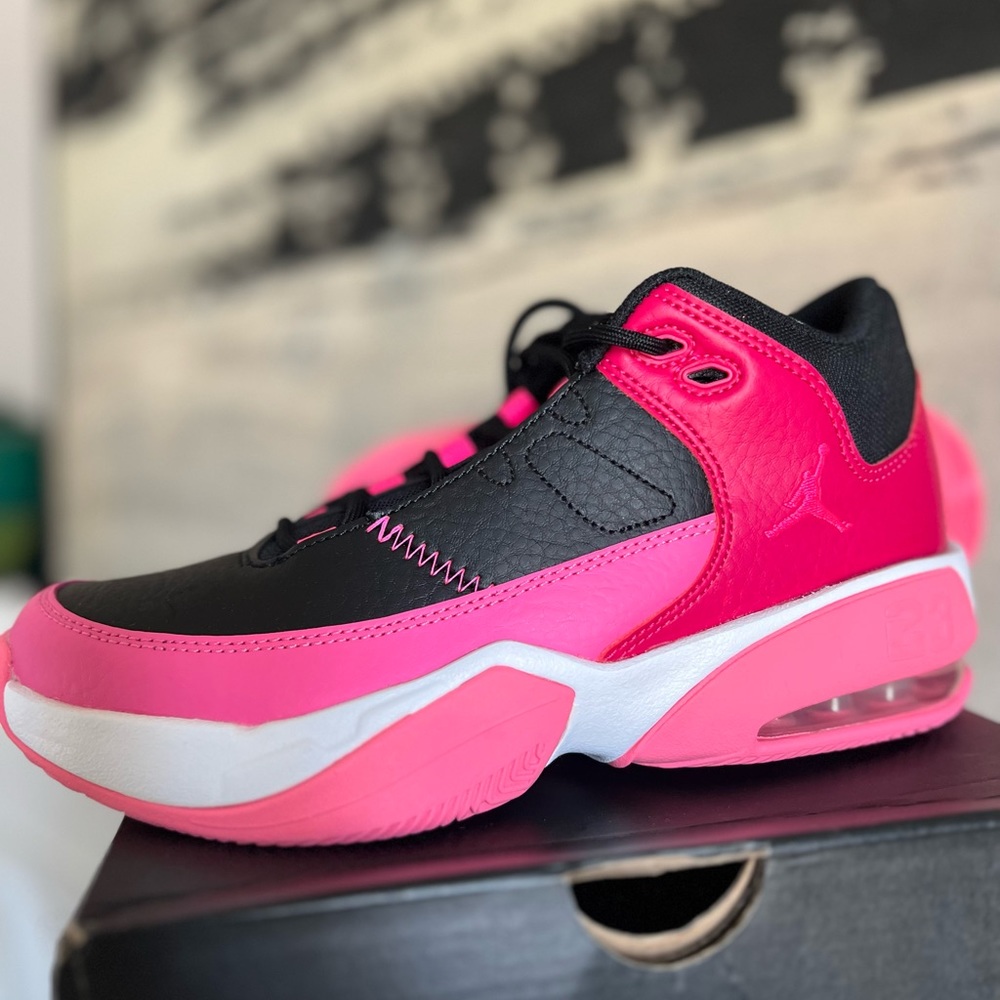 Jordan Max Aura 3 dc 1999-062 black & pink basketball shoes size 5.5Y